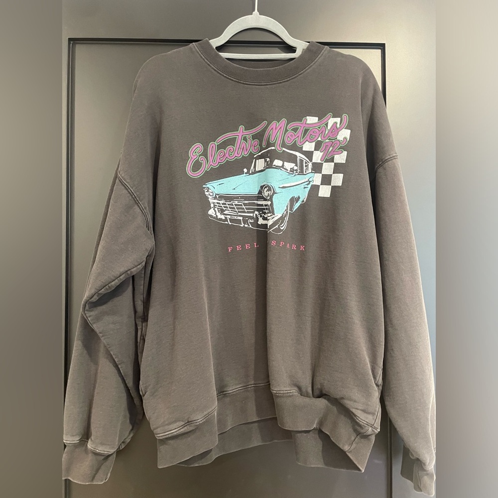 Brandy Melville Crewneck with pockets. Condition: NEW